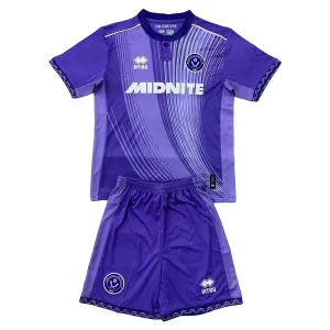 Sheffield United 3. Paita Lasten 2025/26 (+ Shortsit) Sheffield United 3. Paita Lasten 2025/26 (+ Shortsit)