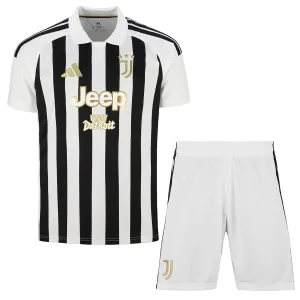 Juventus Kotipaita Lasten 2026/27 (+ Shortsit) Juventus Kotipaita Lasten 2026/27 (+ Shortsit)