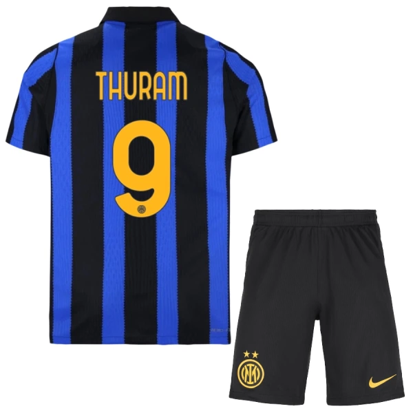 Inter Milan Thuram 9 Kotipaita Lasten 2026/27 (+ Shortsit) Inter Milan Thuram 9 Kotipaita Lasten 2026/27 (+ Shortsit)
