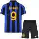 Inter Milan Thuram 9 Kotipaita Lasten 2026/27 (+ Shortsit) Inter Milan Thuram 9 Kotipaita Lasten 2026/27 (+ Shortsit)