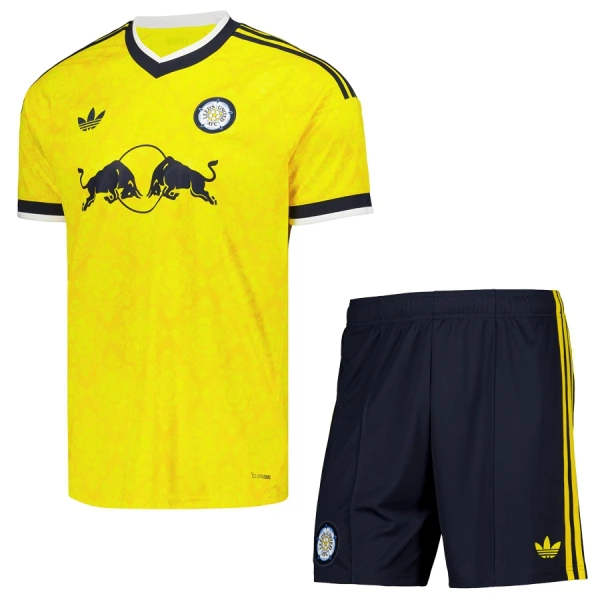 Leeds United Vieraspaita Lasten 2026/27 (+ Shortsit) Leeds United Vieraspaita Lasten 2026/27 (+ Shortsit)
