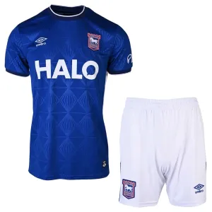 Ipswich Town Kotipaita Lasten 2026/27 (+ Shortsit) Ipswich Town Kotipaita Lasten 2026/27 (+ Shortsit)