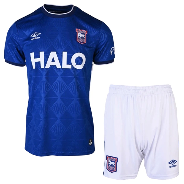Ipswich Town Kotipaita Lasten 2026/27 (+ Shortsit) Ipswich Town Kotipaita Lasten 2026/27 (+ Shortsit)