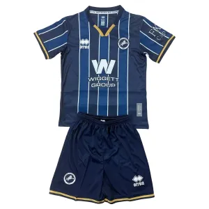 Millwall Kotipaita Lasten 2026/27 (+ Shortsit) Millwall Kotipaita Lasten 2026/27 (+ Shortsit)