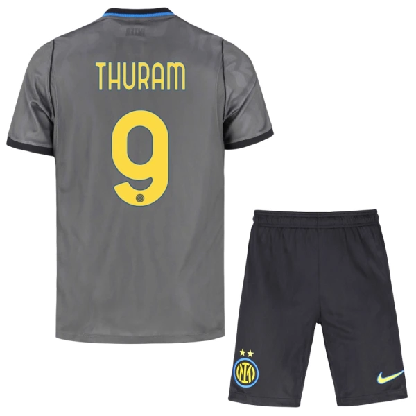 Inter Milan Thuram 9 3. Paita Lasten 2026/27 (+ Shortsit) Inter Milan Thuram 9 3. Paita Lasten 2026/27 (+ Shortsit)