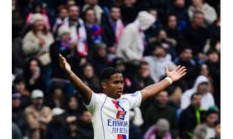 Kaksi nuorta brasilialaista pelaajaa valitsee erilaiset urapolut