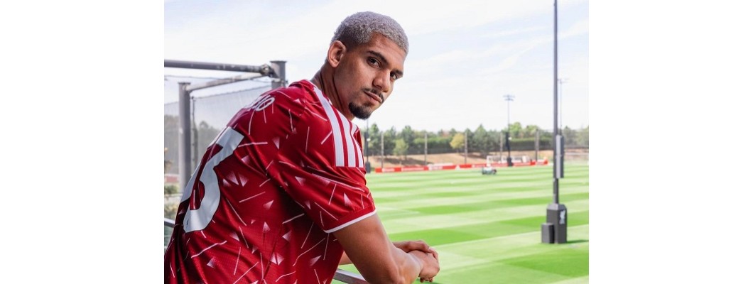 Ronald Araújo julkaisi Liverpoolin pelipaidoissa kuvan perheestään