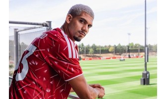 Ronald Araújo julkaisi Liverpoolin pelipaidoissa kuvan perheestään