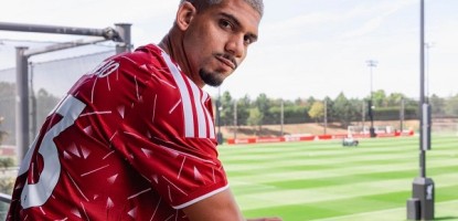 Ronald Araújo julkaisi Liverpoolin pelipaidoissa kuvan perheestään